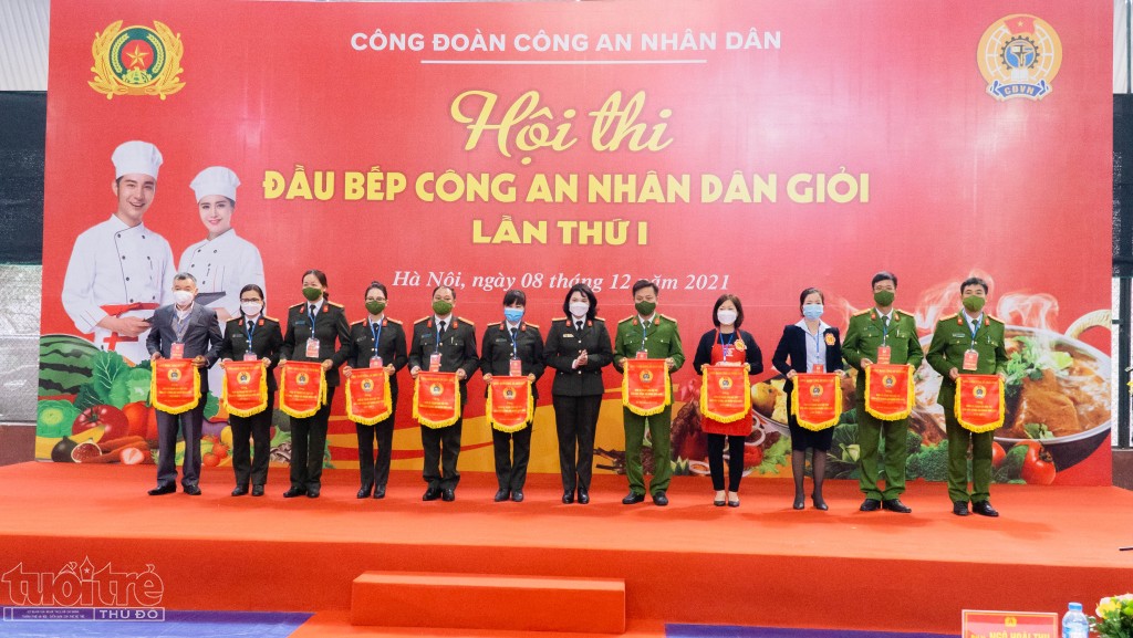 Đại tá Ngô Hoài Thu tặng cờ lưu niệm cho các đội tham gia hội thi