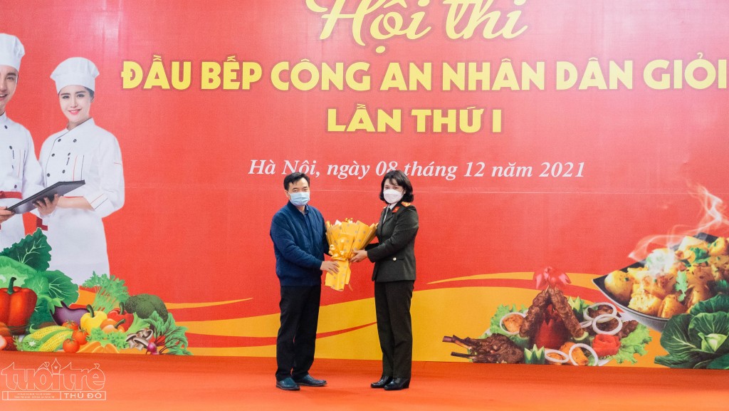 Đại tá Ngô Hoài Thu, Phó Cục trưởng, Cục Công tác đảng và công tác chính trị (X03) tặng hoa cho đại diện Ban Giám khảo hội thi