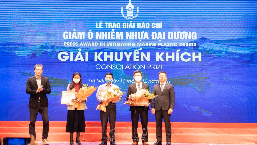Nhà báo Ngô Văn Hải, Tổng Biên tập Báo điện tử VTC News trao giải Khuyến khích cho các tác giả