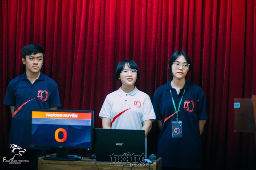 Thương Huyền (áo trắng, ở giữa) tại Cuộc thi Beyond the Knowledge 2020 - Olympia cấp trường