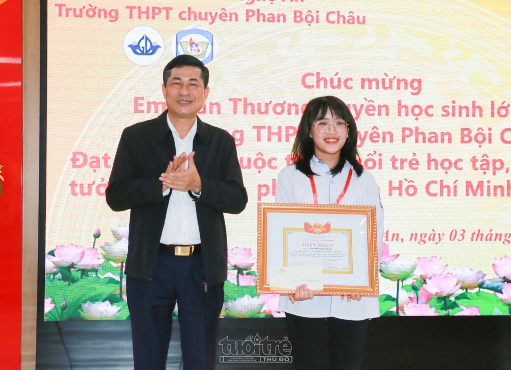 Trần Thương Huyền nhận giấy khen của Giám đốc Sở Giáo dục và Đào tạo tỉnh Nghệ An