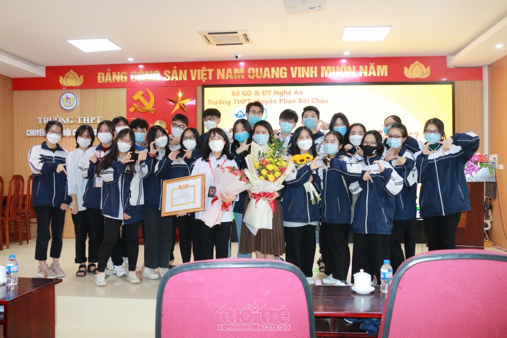 Trần Thương Huyền chụp ảnh lưu niệm cùng lớp 12C7 trong ngày khen thưởng