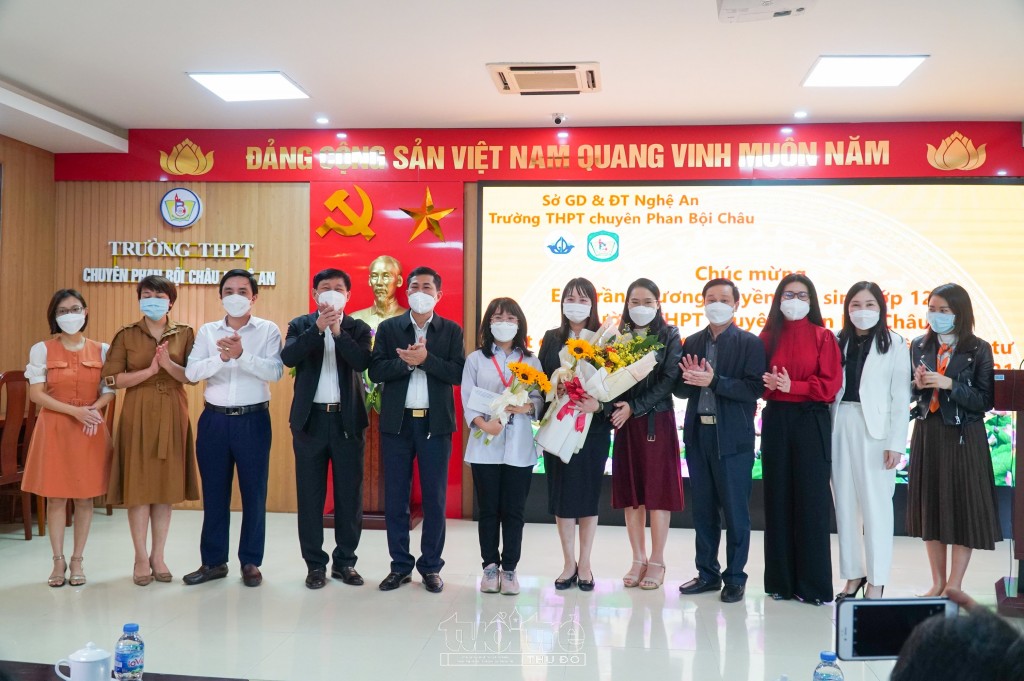 Tập thể cán bộ nhà trường THPT Chuyên Phan Bội Châu chúc mừng, khen thưởng cho học sinh Thương Huyền