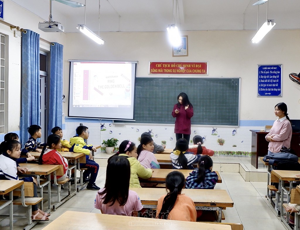 Một buổi dạy của Hiền với các em nhỏ tại trường tiểu học thị trấn Quốc Oai B