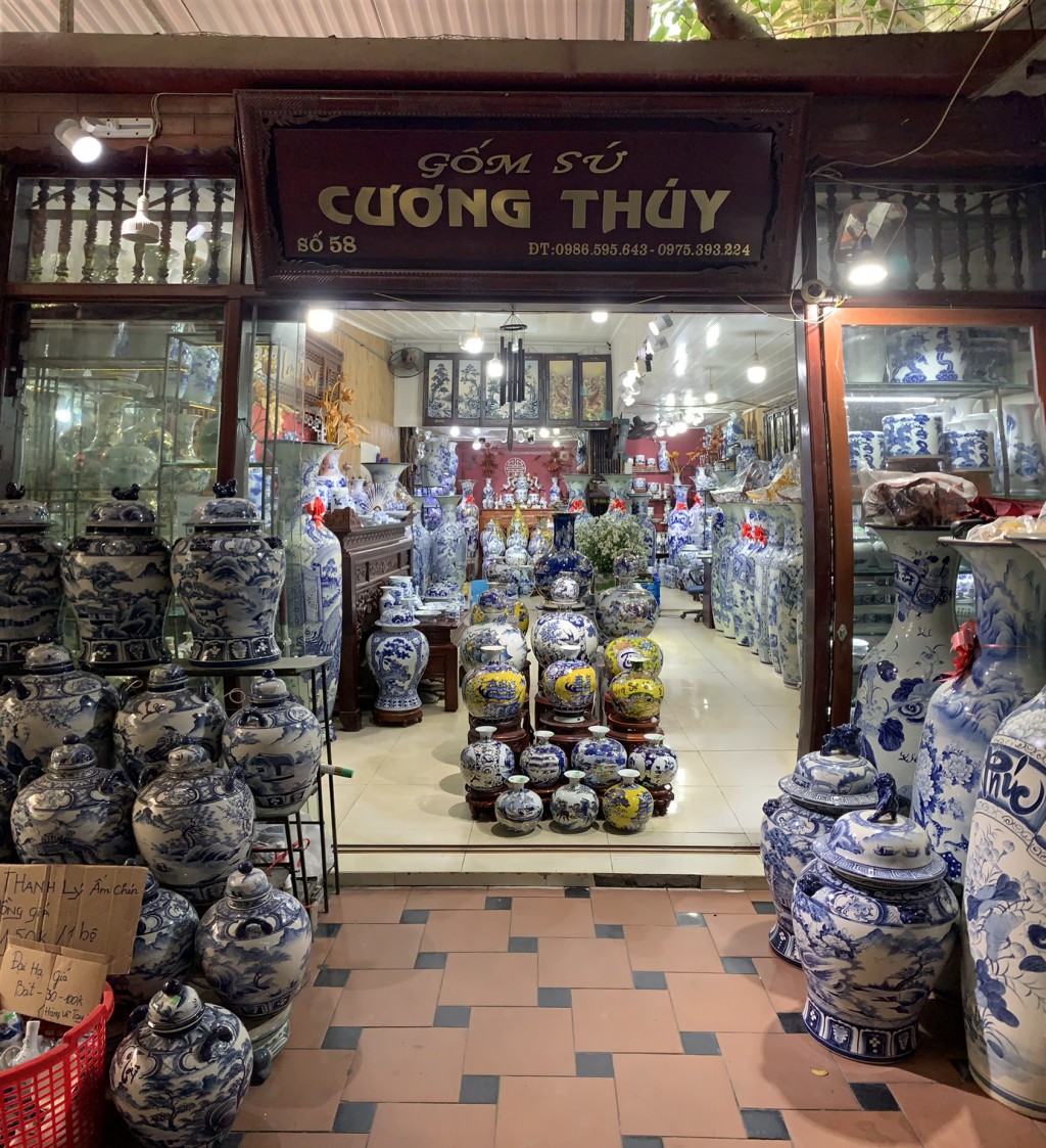 Kiot trưng bày sản phẩm xưởng sản xuất gốm Cương Thúy