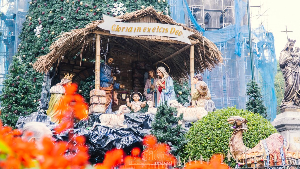 Tuy vậy, phía trước Nhà thờ Lớn vẫn được trang trí hòa cùng không khí của ngày quan trọng nhất trong năm của người Công giáo