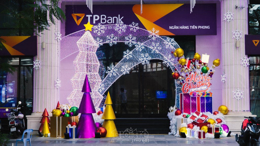 Không chỉ nhà thờ, nhiều doanh nghiệp cũng trang hoàng tăng thêm không khí Giáng sinh cho Thủ đô