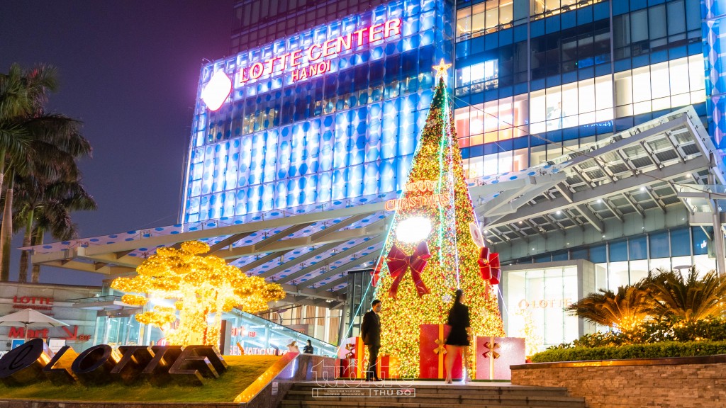 Trung tâm thương mại rực rỡ sắc màu Noel trở thành điểm đến mỗi tối của người dân Thủ đô