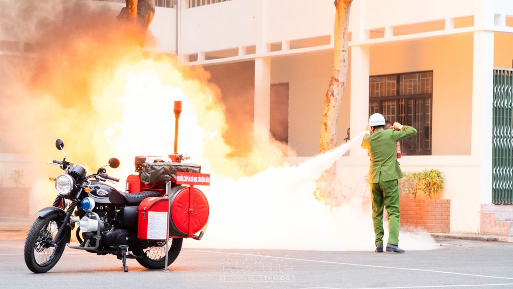 Xe mô tô chữa cháy và cứu nạn, cứu hộ đa năng do chính cán bộ, giảng viên trường Đại học PCCC nghiên cứu, chế tạo và phát triển có ứng dụng cao trong thực tiễn chiến đấu