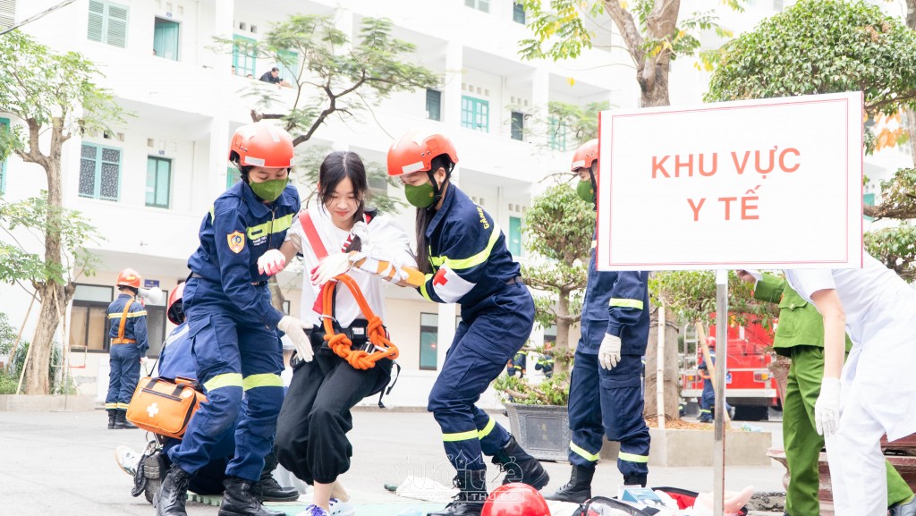 Lực lượng y tế sẽ phối hợp kiểm tra sức khỏe, sơ cứu và đưa người bị nạn tới bệnh viện trong trường hợp khẩn cấp