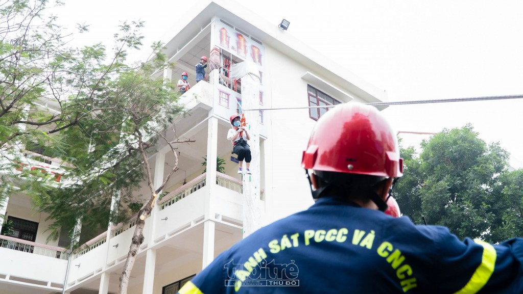 Lực lượng cứu nạn, cứu hộ triển khai ròng rọc để cứu người tại tầng 4