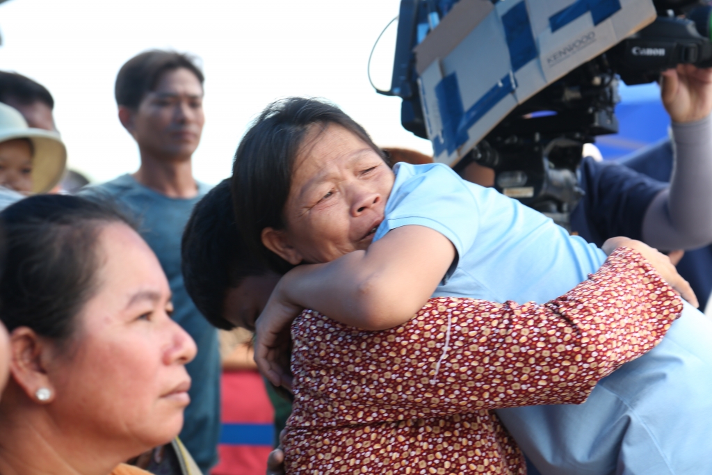 Việt Hương khóc nức nở khi cậu bé viêm tủy ôm chầm lấy người mẹ tâm thần