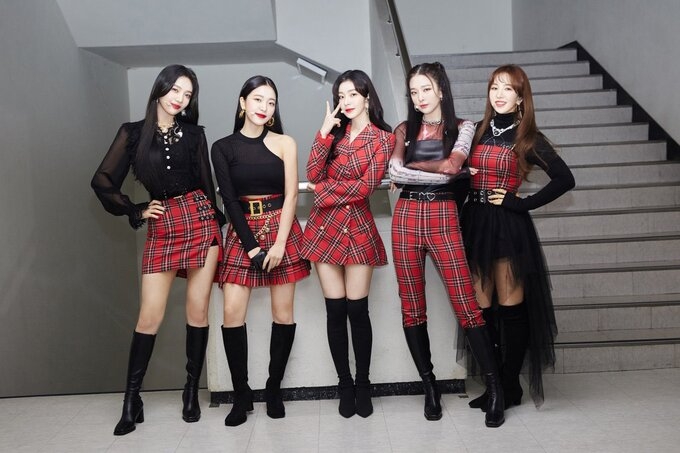 Bức ảnh mới nhất của Red Velvet gây nhiều tranh cãi.