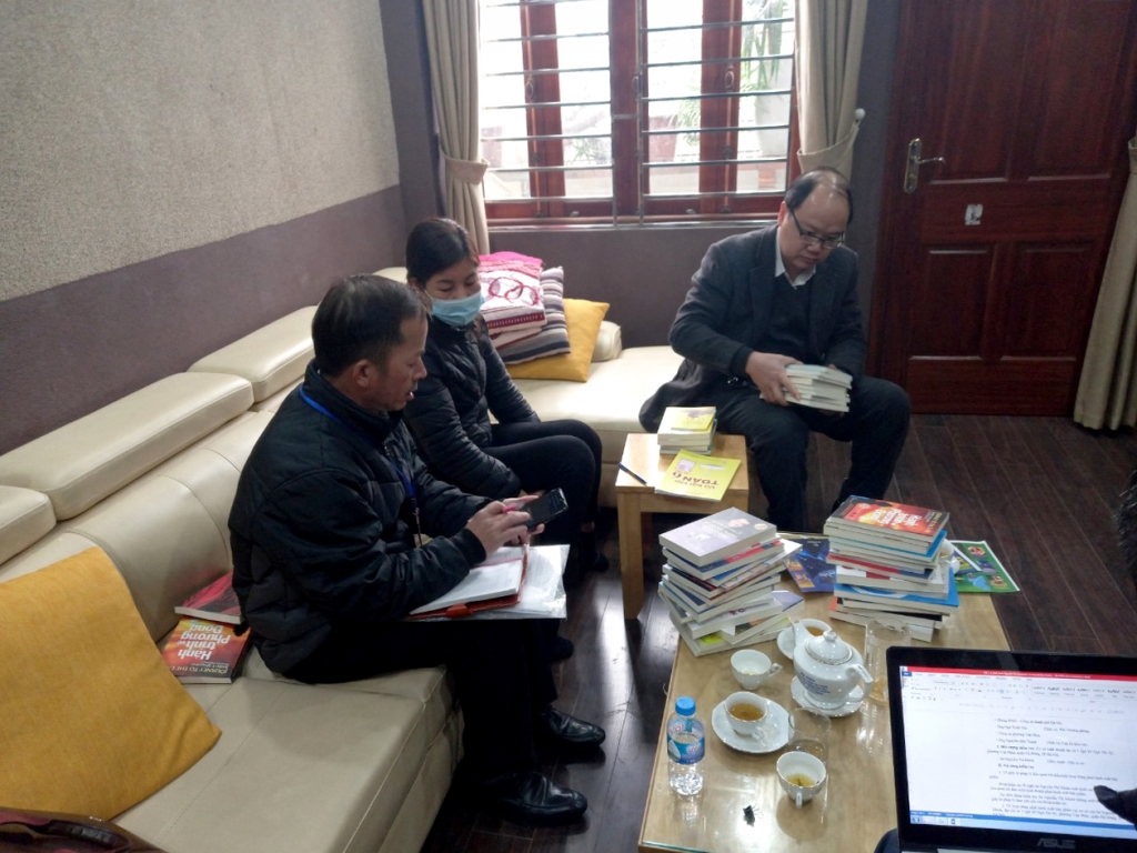 Cơ quan chức năng lập biên bản và thu giữ sách giả tại Hà Nội Cơ quan chức năng lập biên bản và thu giữ sách giả tại Hà Nội