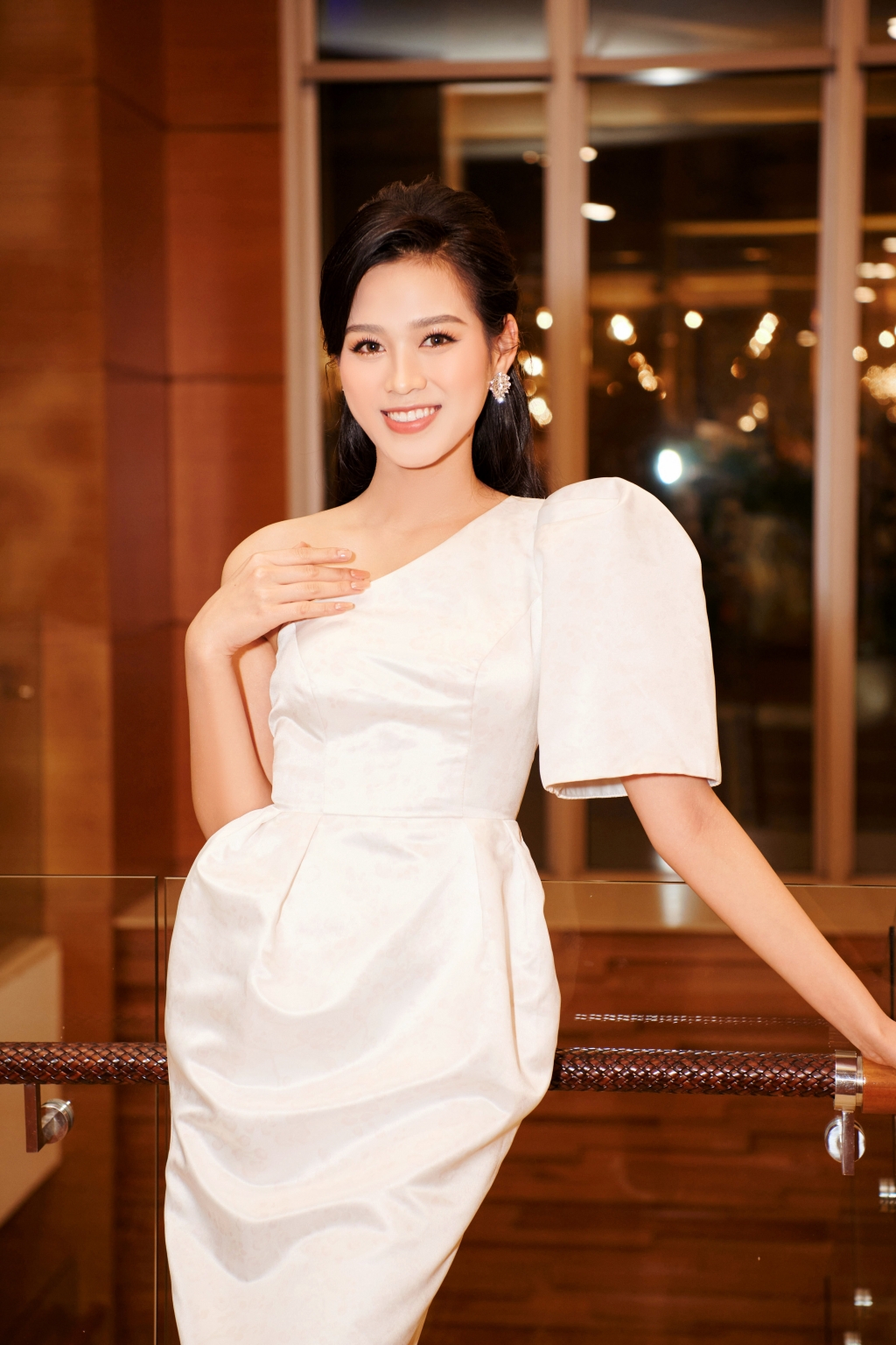 Lương Thùy Linh làm MC, hội ngộ Hoa hậu Đỗ Hà, Á hậu Ngọc Thảo trong sự kiện cuối năm