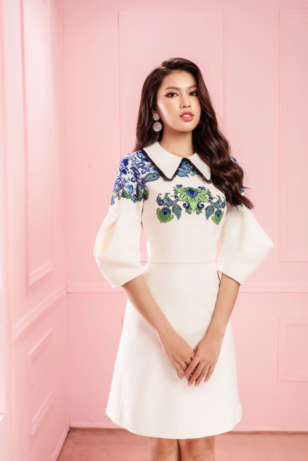 Hoa hậu Việt Nam 2020 chọn họa tiết Paisley cho mùa lễ hội cuối năm