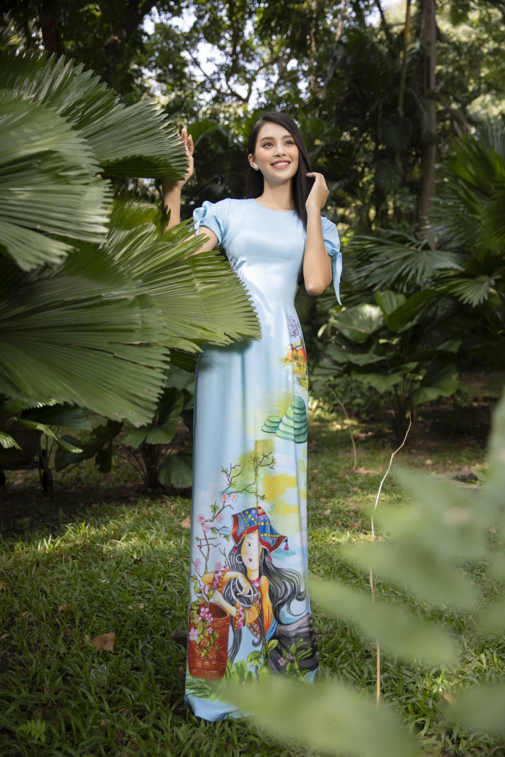 Hoa hậu Tiểu Vy đẹp mê hồn trong những tà áo dài độc đáo chào xuân Tân Sửu 2021