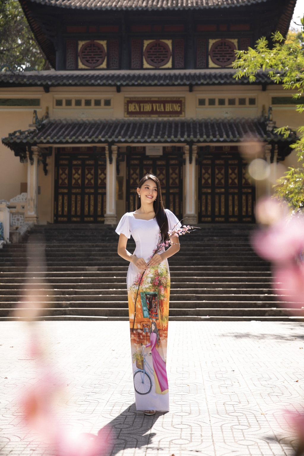 Hoa hậu Tiểu Vy đẹp mê hồn trong những tà áo dài độc đáo chào xuân Tân Sửu 2021