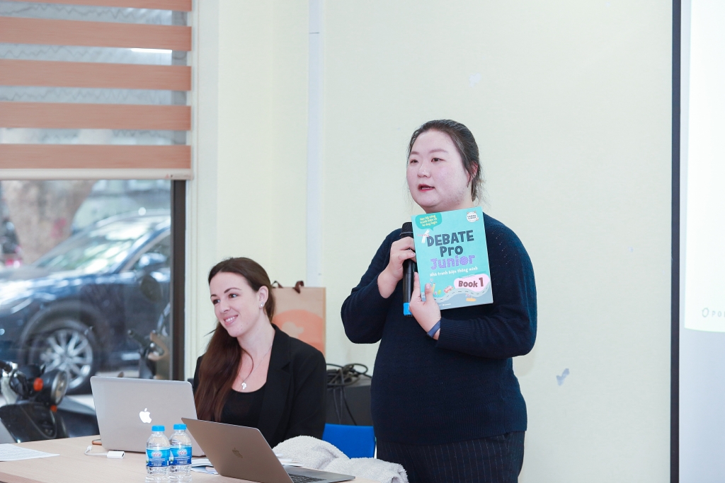 Cô Hyewon Rho chia sẻ quan điểm về việc giảng dạy tranh biện