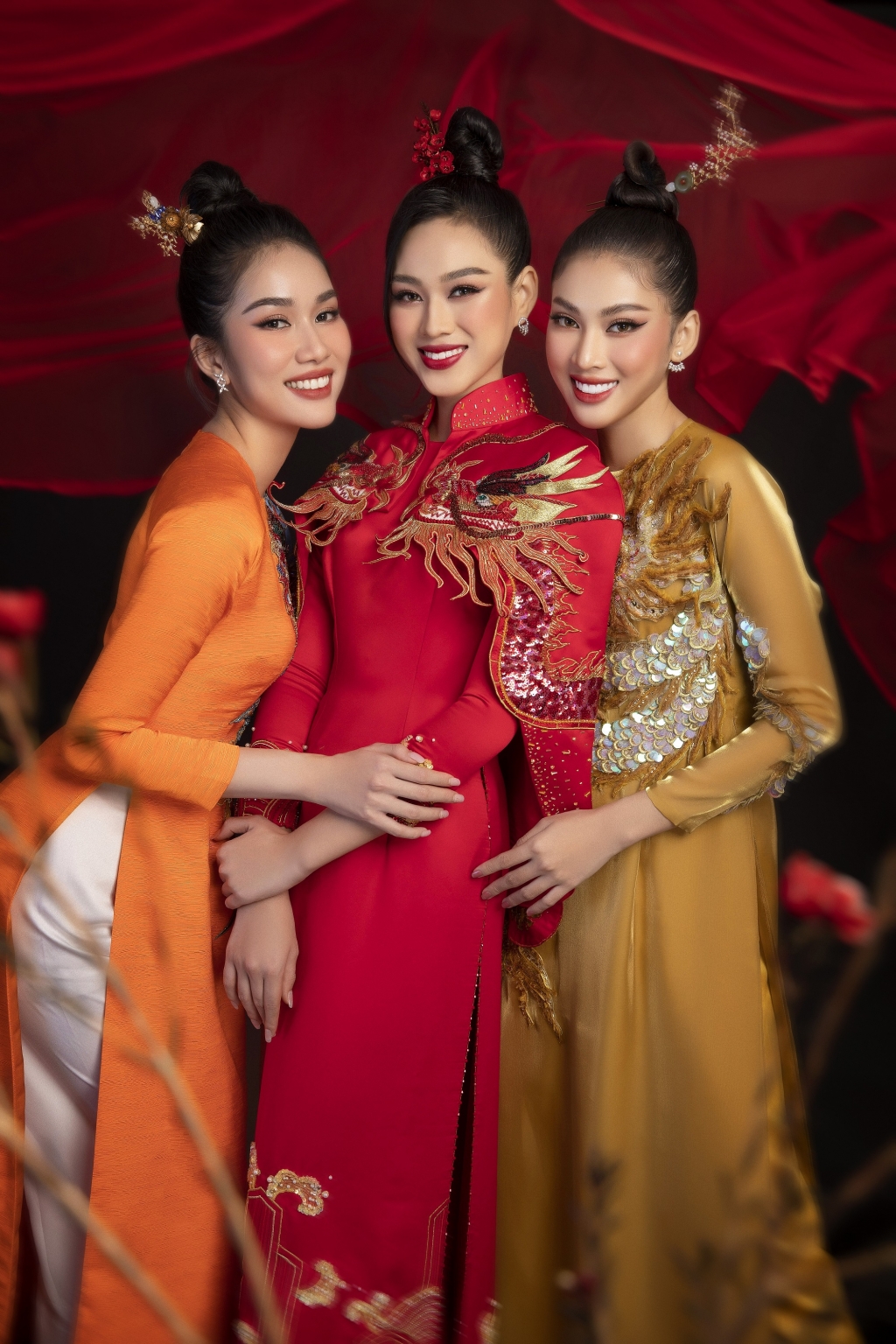 Top 3 Hoa Hậu Việt Nam 2020 lại khoe sắc đầy kiêu sa và tôn vinh vẻ đẹp nữ quyền trong bộ trang phục của NTK Thủy Nguyễn