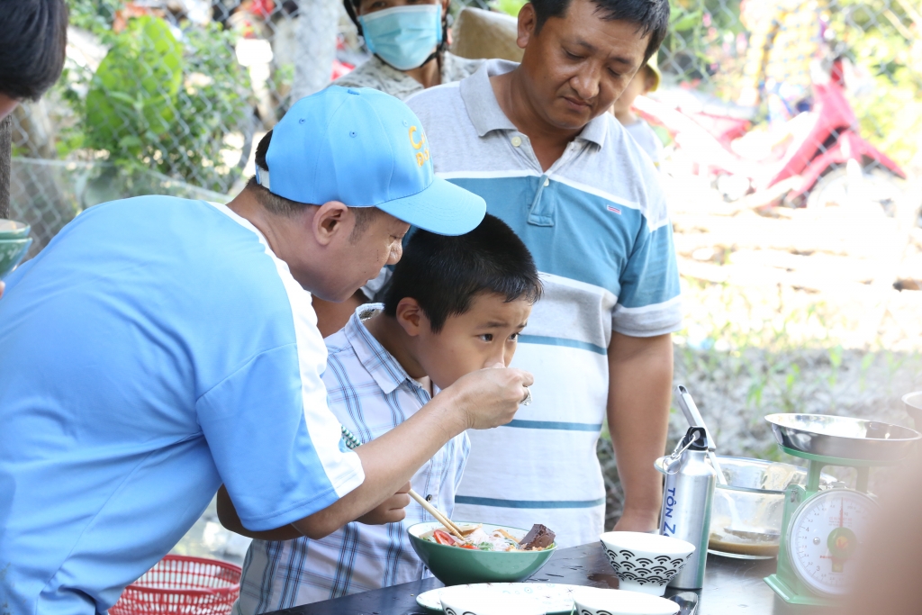 Nghệ sĩ Minh Nhí trổ tài nấu bún riêu cua, lấy tiền mang về giúp người nghèo