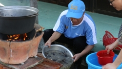 Nghệ sĩ Minh Nhí trổ tài nấu bún riêu cua, lấy tiền mang về giúp người nghèo