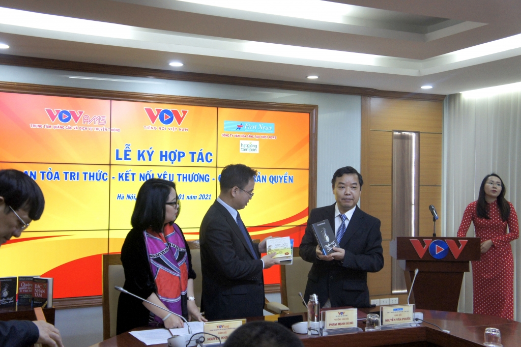 Ông Nguyễn Văn Phước tặng đại diện VOV những cuốn sách được độc giả yêu thích thời gian qua