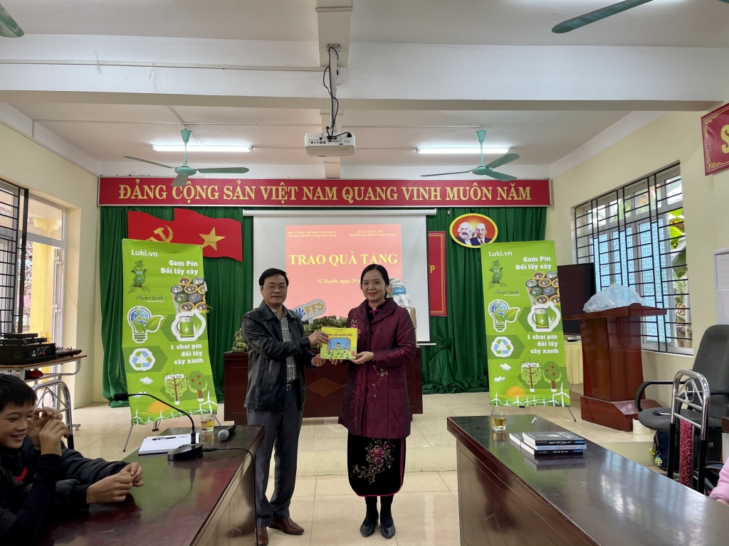 Thầy Trịnh Xuân Tùng tiếp nhận sách do bà Vũ Dương Thúy Ngà trao tặng