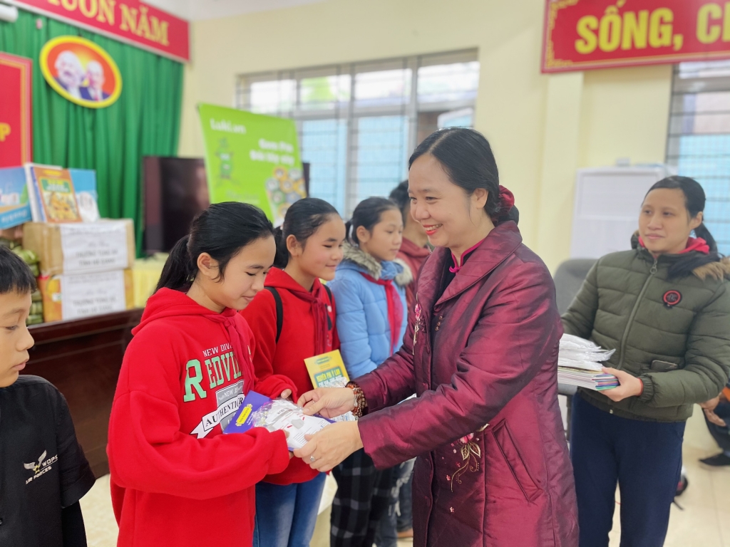 Bà Vũ Dương Thúy Ngà trao tặng sách cho các em học sinh
