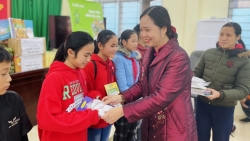 Chương trình “Cùng bạn đọc sách” đến thăm và tặng quà học sinh Hà Giang