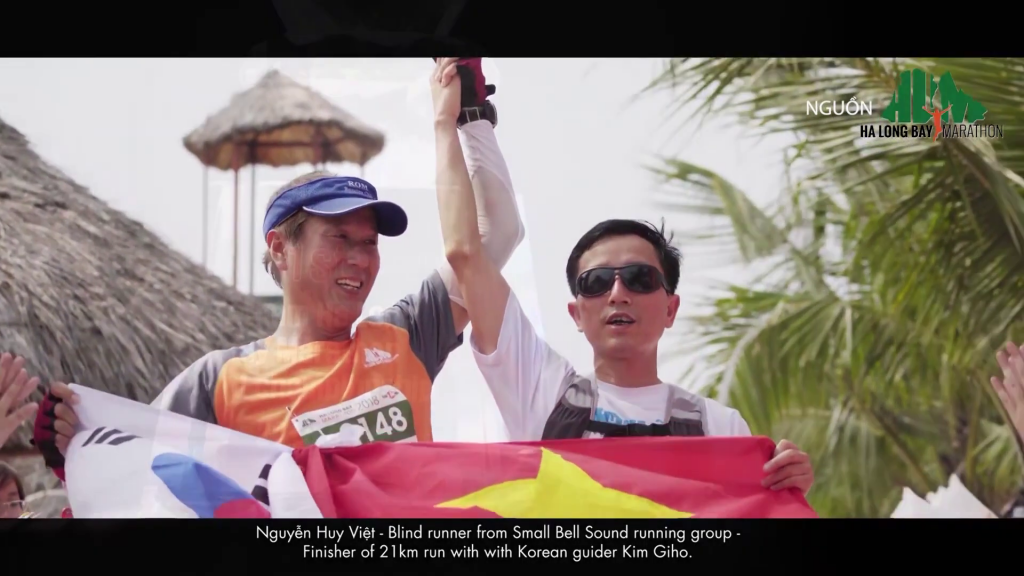 Người khiếm thị Việt Nam đầu tiên hoàn thành half-marathon nhờ cú chạm tay