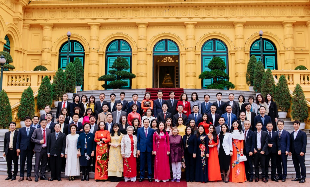 Phó Chủ tịch nước Võ Thị Ánh Xuân chụp ảnh cùng các đại biểu và nhà tài trợ tại Phủ Chủ tịch chiều 9/1/2022