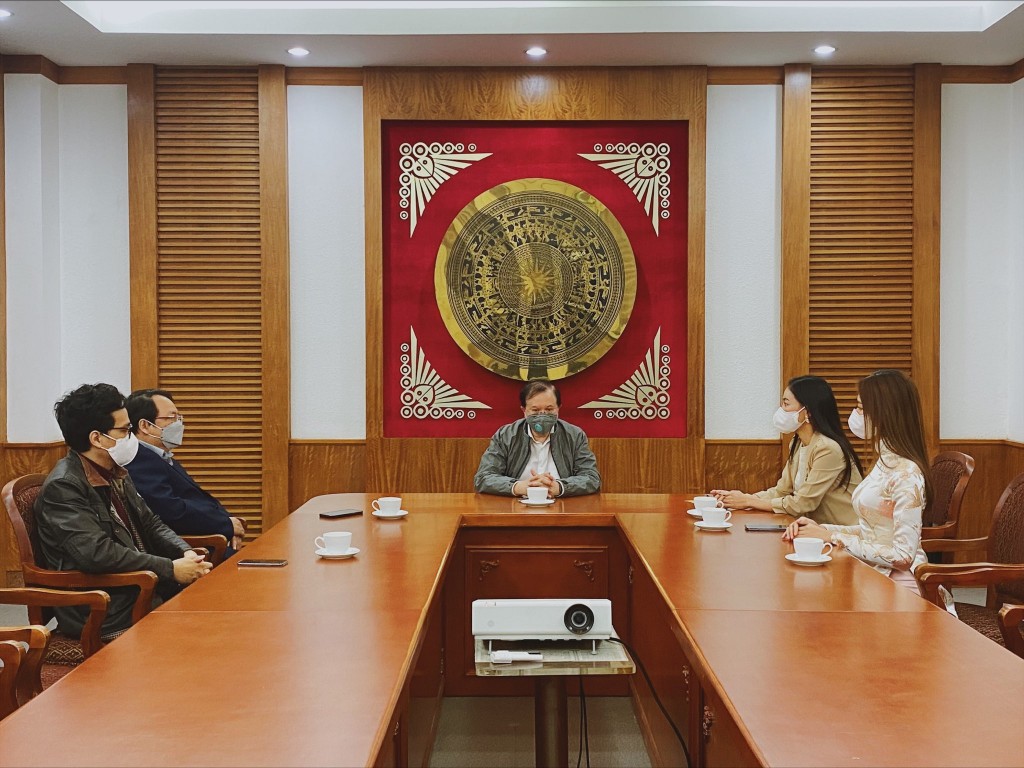 Tại đây cô đã gặp gỡ Thứ trưởng Tạ Quang Đông, đại diện Cục Nghệ thuật Biểu diễn để báo cáo và xin chỉ đạo về các hoạt động tiếp theo