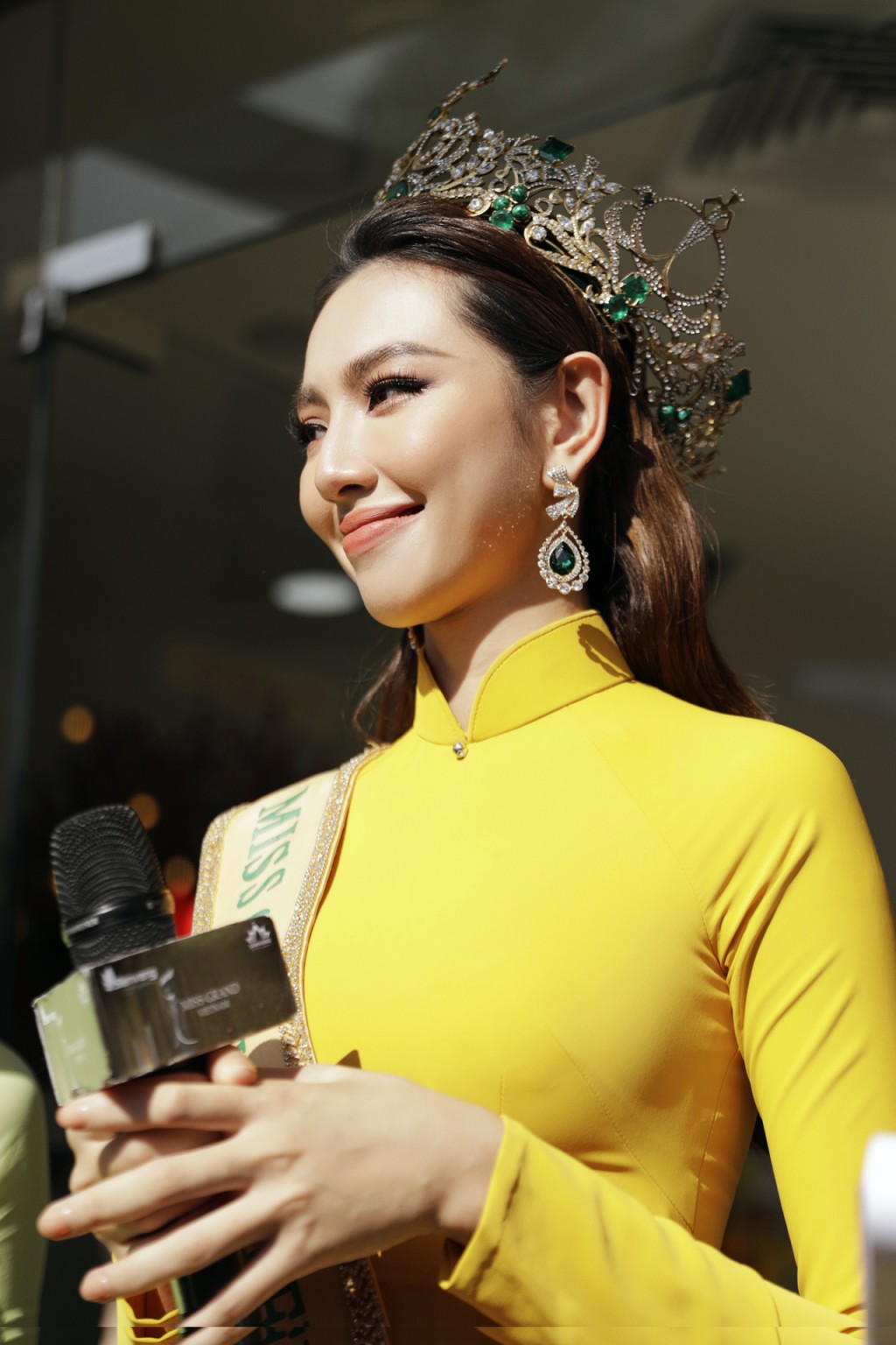 Hoa hậu Thùy Tiên làm điều ý nghĩa gì trong roadshow?