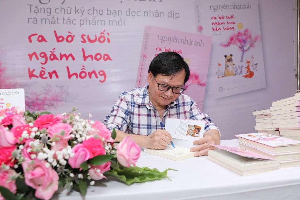 Nhà văn Nguyễn Nhật Ánh kí tặng sách cho độc giả