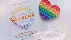 Tặng 1.000 cuốn sách "Vaxxers" tới các thầy thuốc