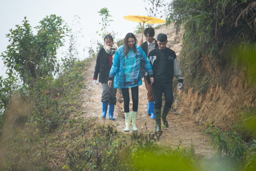 Hoa hậu Thùy Tiên đội mưa, lội bùn đất lên vùng cao tặng sân chơi cho các em nhỏ