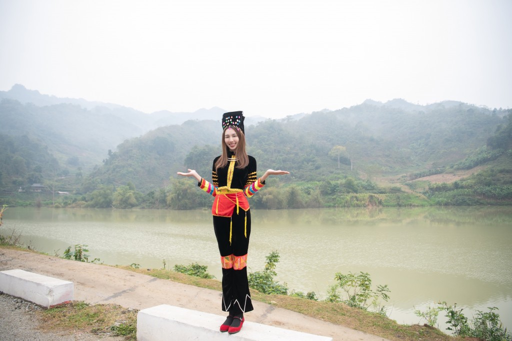 Hình ảnh Thùy Tiên trong chuyến từ thiện tại vùng cao
