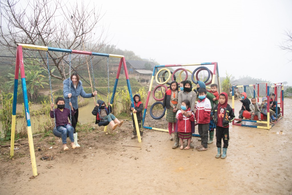 Hoa hậu Thùy Tiên đội mưa, lội bùn đất lên vùng cao tặng sân chơi cho các em nhỏ