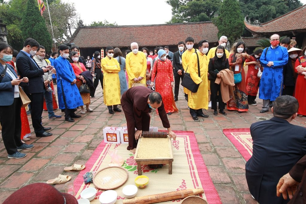 Tưng bừng "Chợ Tết xứ Đoài" tại làng cổ Đường Lâm