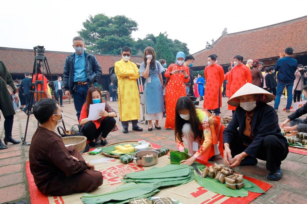 Tưng bừng "Chợ Tết xứ Đoài" tại làng cổ Đường Lâm