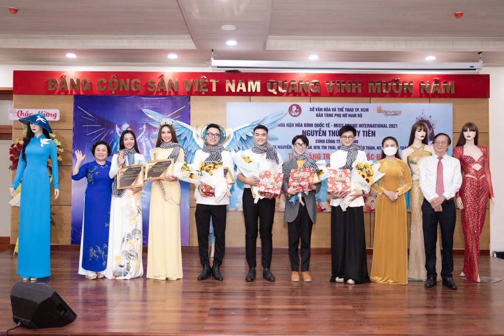 Hoa hậu Thùy Tiên trao tặng Bảo tàng Phụ nữ Nam Bộ trang phục dự thi quốc tế