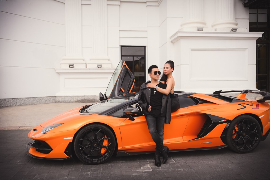 Ca sĩ Quang Hà lái Lamborghini 70 giá tỷ đồng du xuân cùng tình tin đồn
