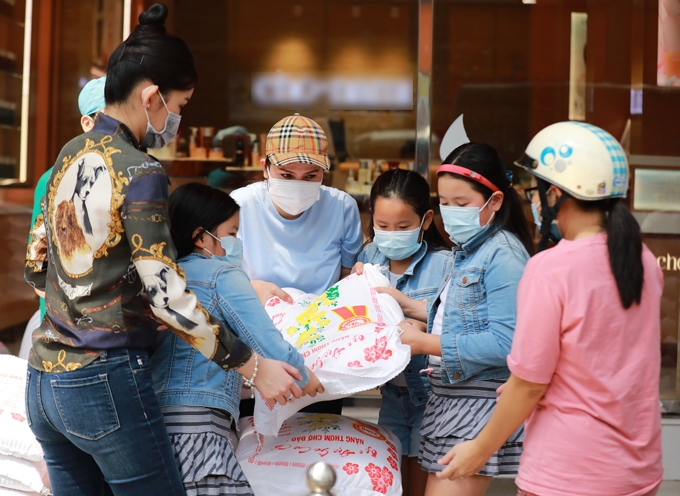 Ngân Anh, Hoa hậu Phương Lê và các con cùng tự tay phát quà từ thiện cho bà con