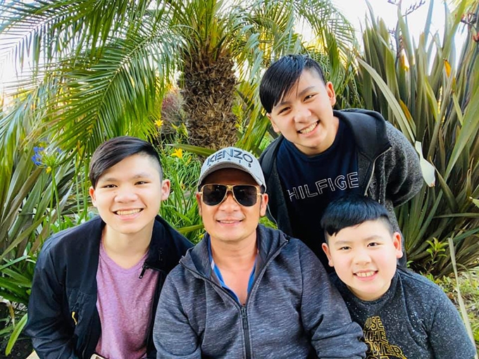 Bằng Kiều và ba cậu con trai ở Mỹ trước khi một mình về Việt Nam làm việc.