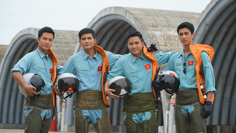 Diễn viên Thanh Sơn, Quang Sự, Mạnh Quân, Bình An (từ trái qua) vào vai những học viên và thầy giáo của trường Sĩ quan Không quân