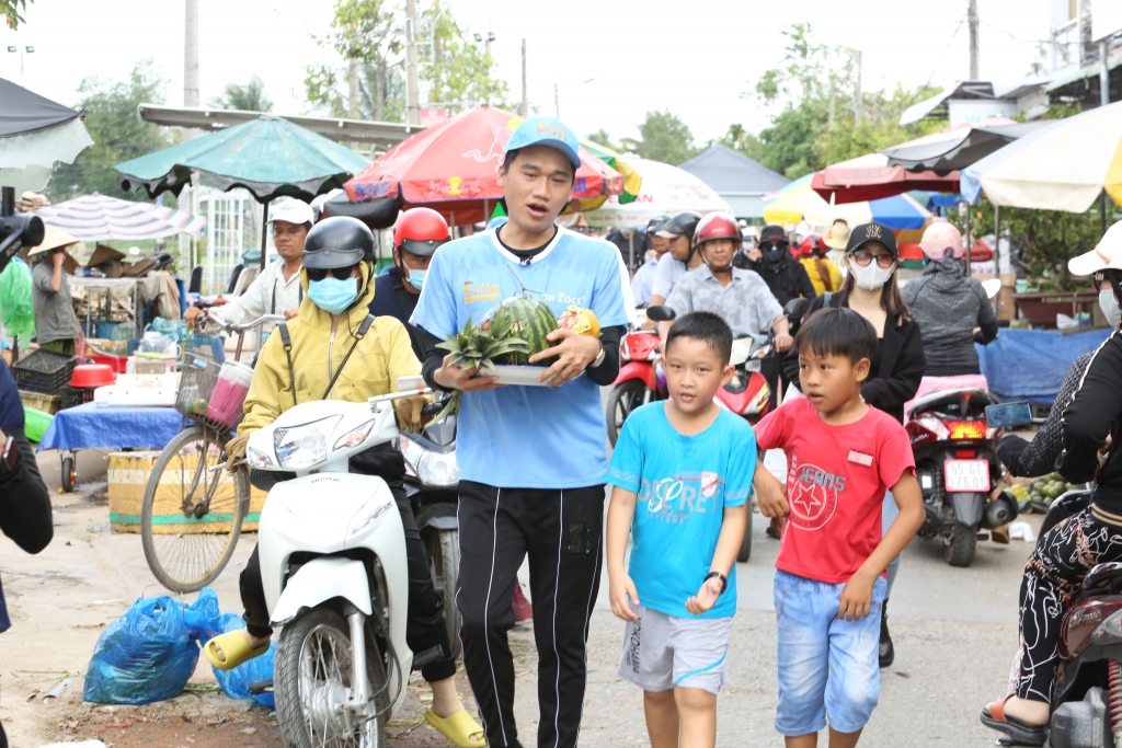 Họ được khán giả đãi nhiều món ngon