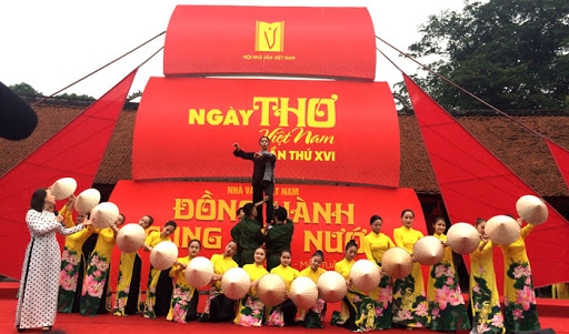 Đông đảo người yêu thơ đến tham dự Ngày thơ Việt Nam năm 2018