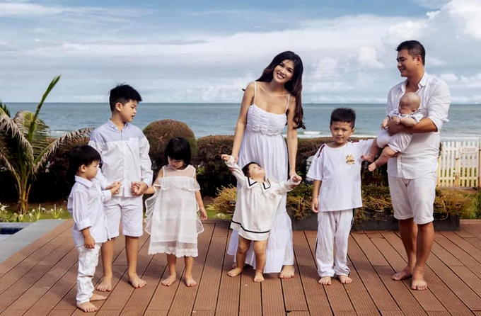 Oanh Yến khi còn để tóc dài. Người đẹp 35 tuổi hiện là bà mẹ đông con nhất showbiz Việt. Cô hạnh phúc vì có 6 nhóc tỳ với 4 bé trai, 2 bé gái.