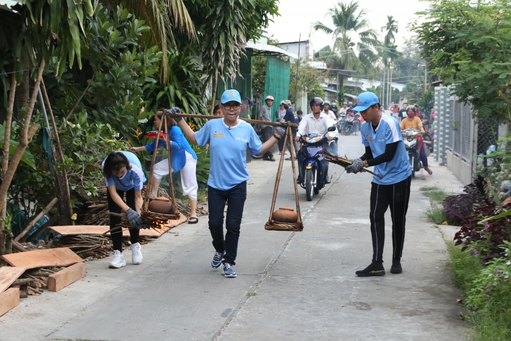 Các khách mời thực hiện thử thách chung